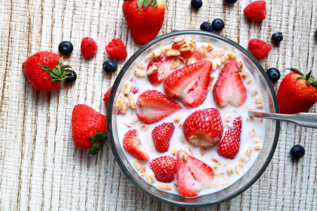 iogurte limpo matinal com frutas