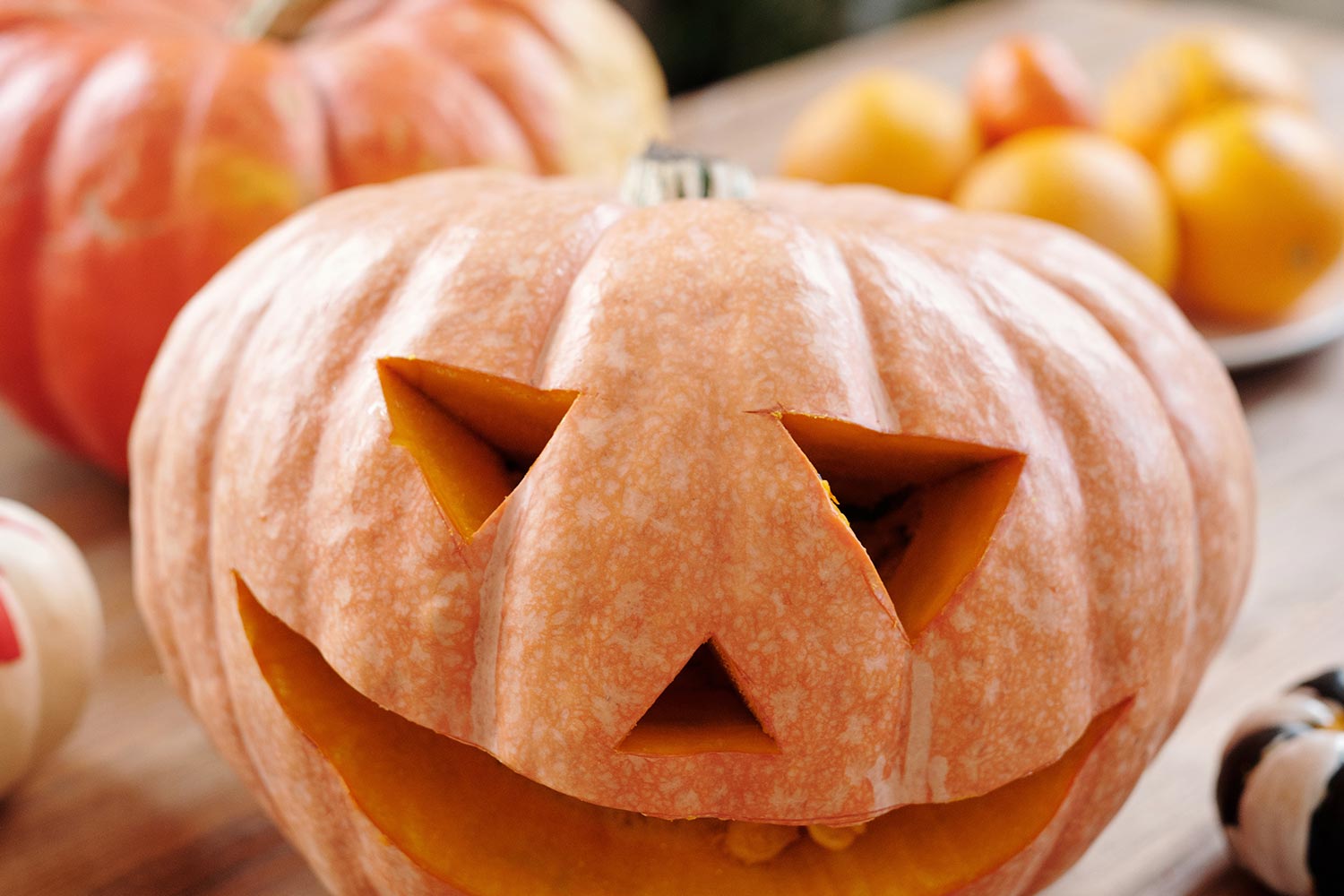 Crianças Bonitas Em Fantasias Assustadoras De Halloween Fazem Uma