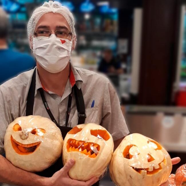 Retrato de uma feia bruxa de halloween com abóboras de halloween